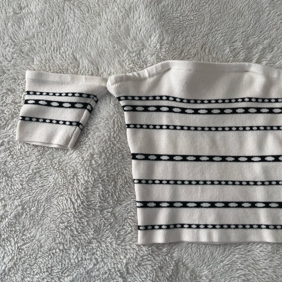 ***SOLD****GUESS Off the Shoulder Top π - Picture 3 of 7